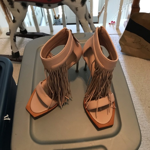 Alexander McQueen shoes size 38 pink with fringe.. from off 7th show NYC $1090 - Picture 1 of 10